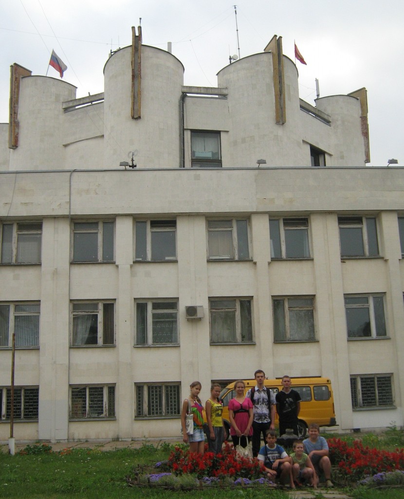 Команда г. Вязники на фоне гостеприимного "Дворца творчества юных"