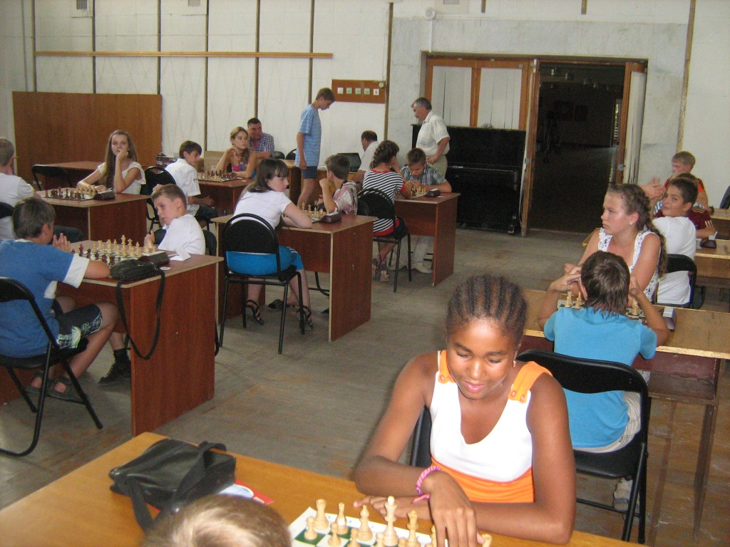 Победительница турнира девочек до 14 лет Арутюнова Ася (на переднем плане)